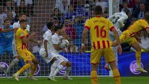Asensio toca el balón con la mano en el penalti que supuso el empate del Girona.