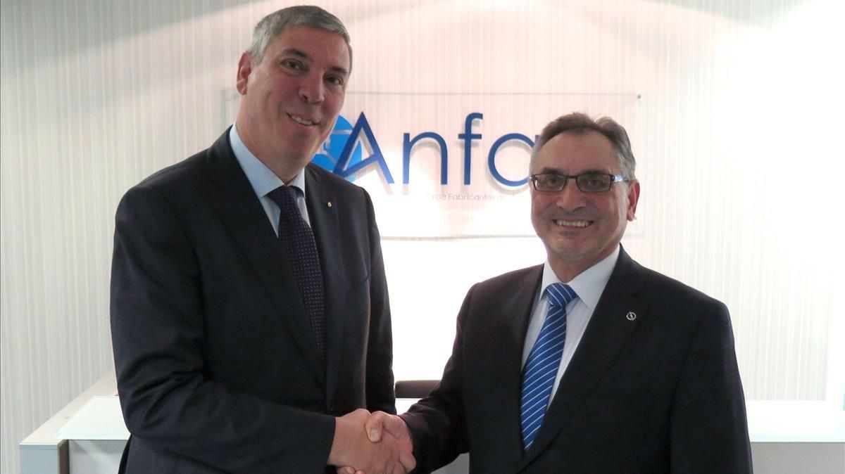 El nuevo presidente de Anfac, José Vicente de los Mozos (izquierda), y Antonio Cobo, el anterior presidente. El nuevo presidente de Anfac, José Vicente de los Mozos (izquierda), y Antonio Cobo, el anterior presidente.