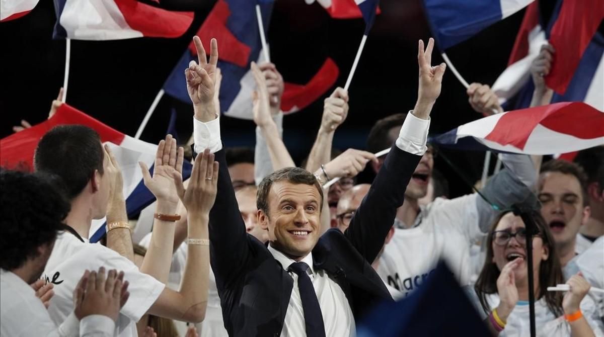 El candidato centrista Emmanuel Macron saluda al público durante un mitin en París, el 17 de abril. El candidato centrista Emmanuel Macron saluda al público durante un mitin en París, el 17 de abril.