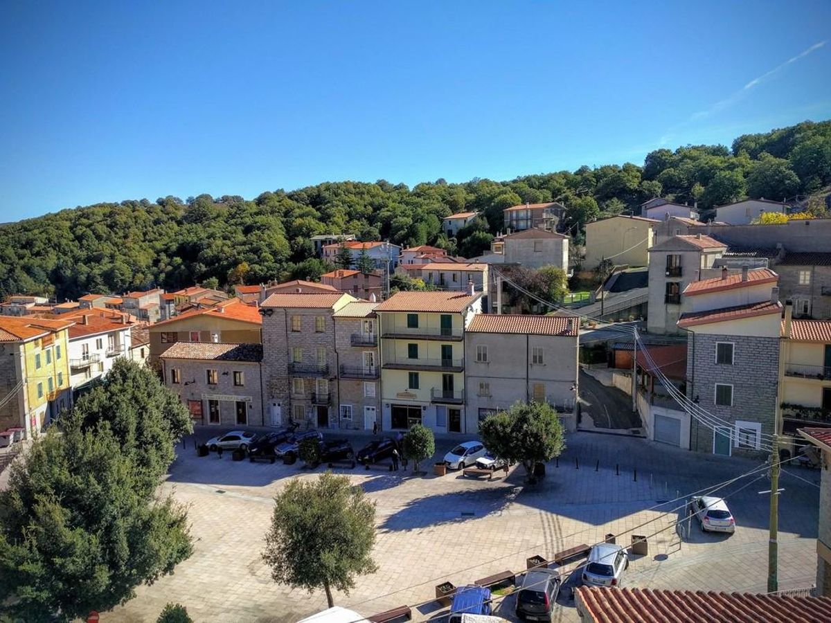 Plaza del pueblo de Ollolai, en la provincia de Nuoro, en el interior de Cerdeña. Plaza del pueblo de Ollolai, en la provincia de Nuoro, en el interior de Cerdeña.