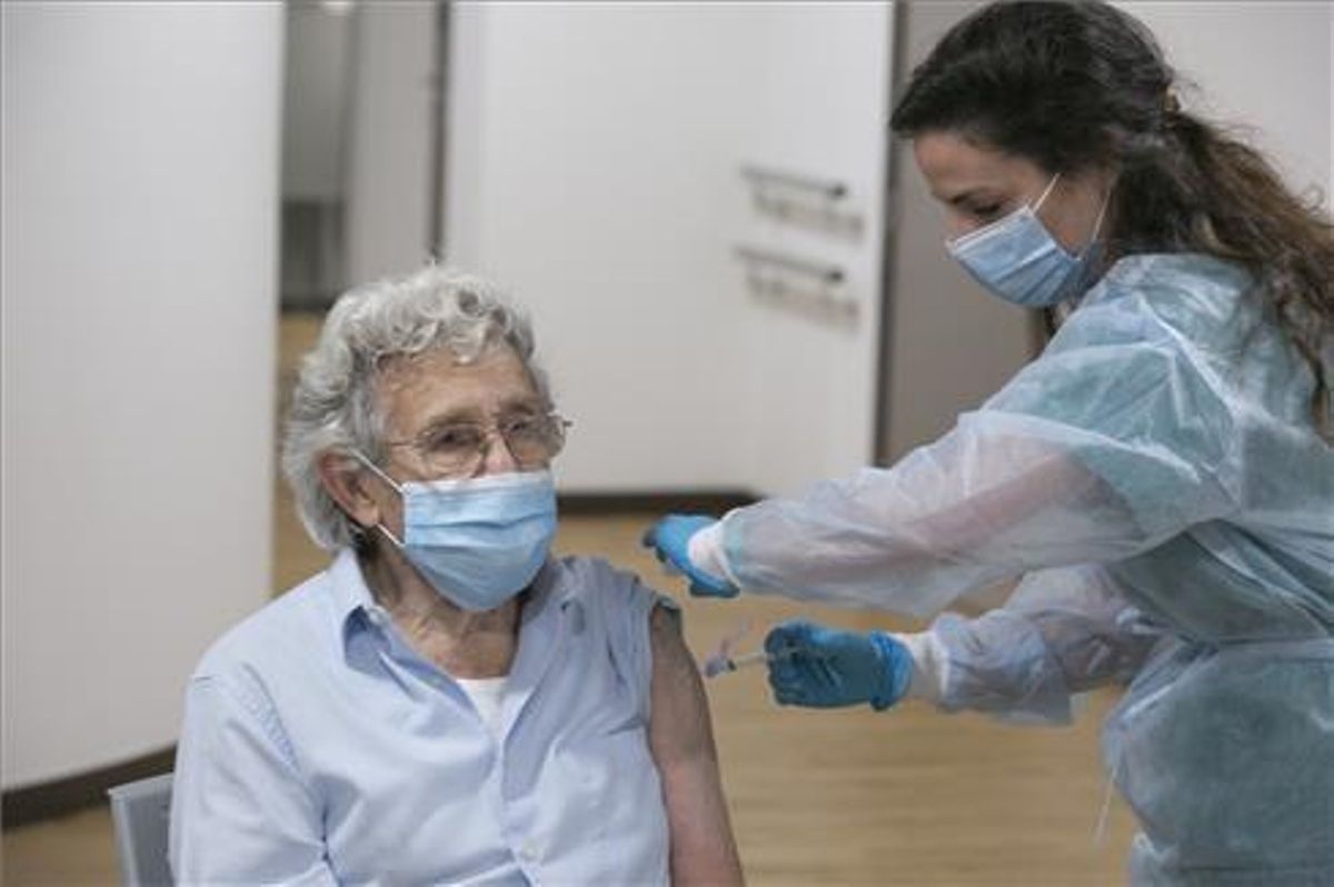 Alberto Díaz, usuario de una residencia de Gijón recibe la segunda dosis de la vacuna Pfizer-BioNTech. Alberto Díaz, usuario de una residencia de Gijón recibe la segunda dosis de la vacuna Pfizer-BioNTech.