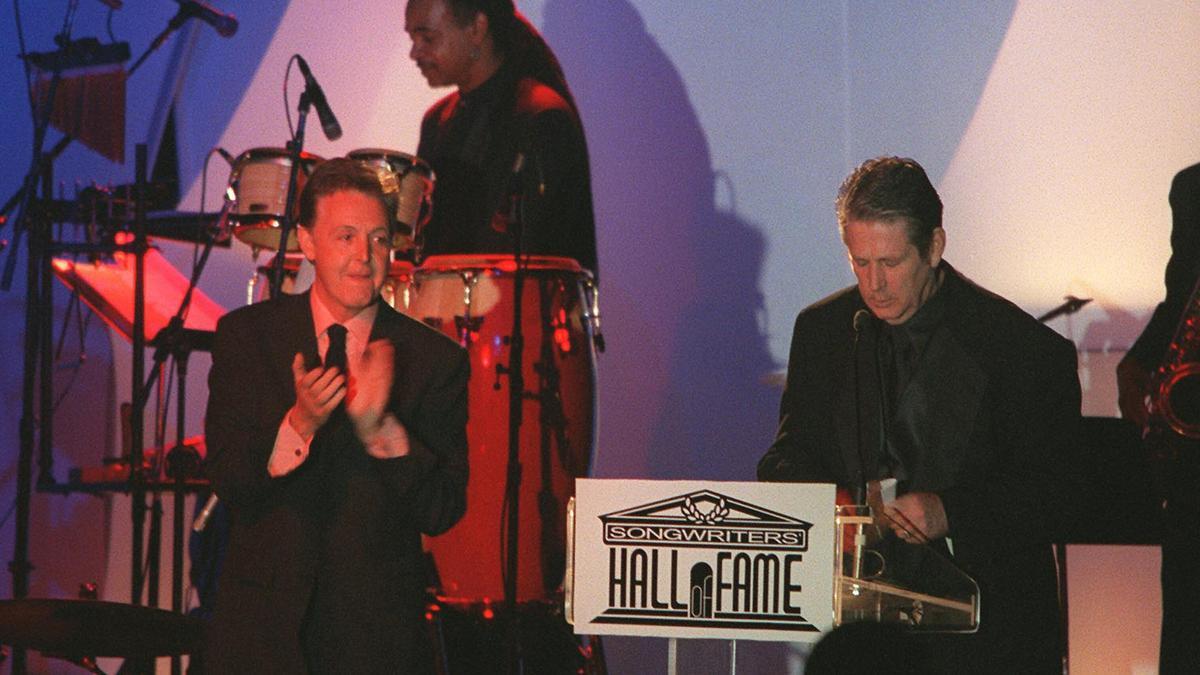 Paul McCartney y Brian Wilson, el 15 de junio de 2000, en la ceremonia del Songwriters Hall of Fame, en Nueva York.