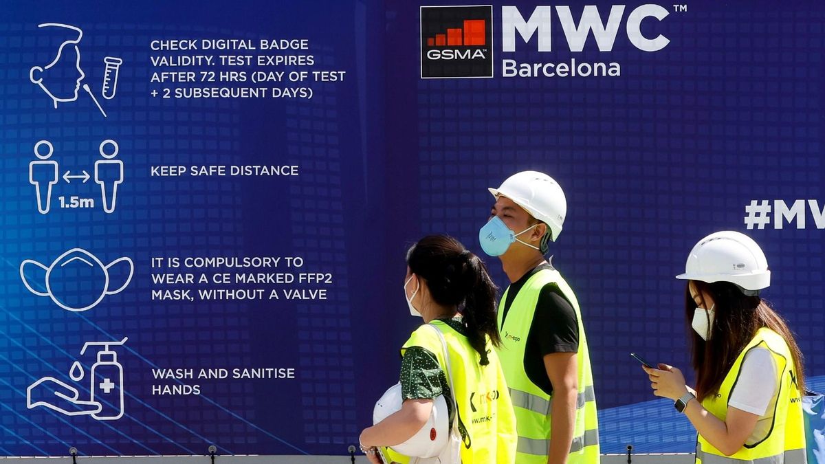 Trabajadores acceden al recinto ferial del Mobile World Congress, el pasado día 25. Trabajadores acceden al recinto ferial del Mobile World Congress, el pasado día 25.