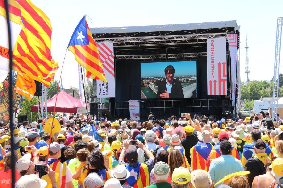 Puigdemont interviene a través de un vídeo y desde suelo alemán en el acto independentista de Estrasburgo, en Francia, el día de la constitución del Parlamento Europeo.