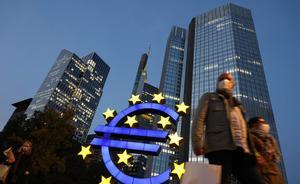 (FILES) In this file photo taken on October 21  2020 people wearing face masks walk in front of the euro sign at the former ECB headquarters in the city center of Frankfurt am Main  western Germany  - The European Central Bank is expected Thursday to unleash more stimulus to help shore up a eurozone economy devastated by the coronavirus pandemic  analysts said  in a move eagerly awaited by financial markets   The Frankfurt institution already has a 1 35-trillion-euro ( 1 6-trillion) emergency bond-buying programme in place  but ECB chief Christine Lagarde all but promised in October that extra support was on the way  (Photo by Yann Schreiber   AFP)