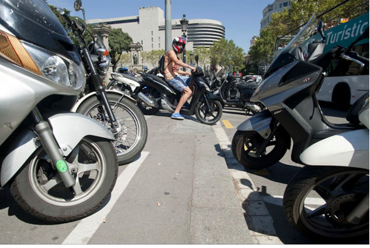Un motorista intenta aparcar en una zona para vehículos de dos ruedas, en Barcelona Un motorista intenta aparcar en una zona para vehículos de dos ruedas, en Barcelona