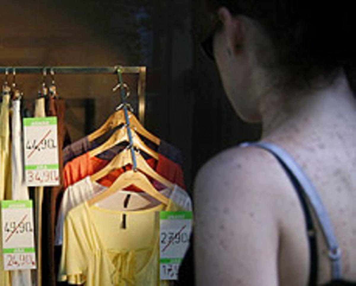 Preparativos de las rebajas con el cambio de las etiquetas en una tienda de ropa de Barcelona, ayer.