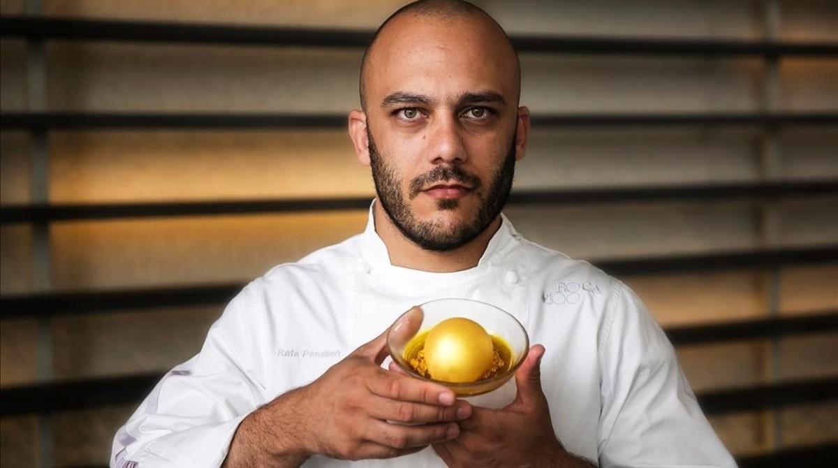 Rafa Panatieri, del restaurante Roca Moo, con un huevo de oro.