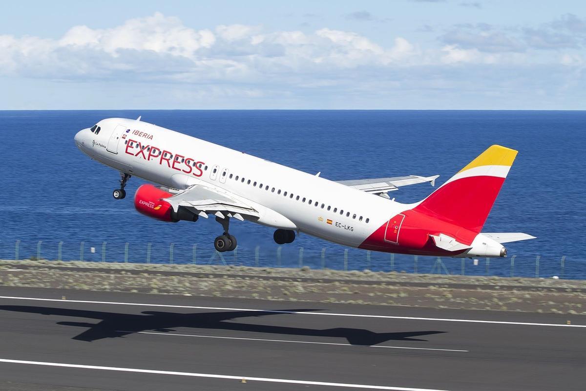 Los tripulantes de Iberia Express convocan 10 días de huelga a finales de agosto
