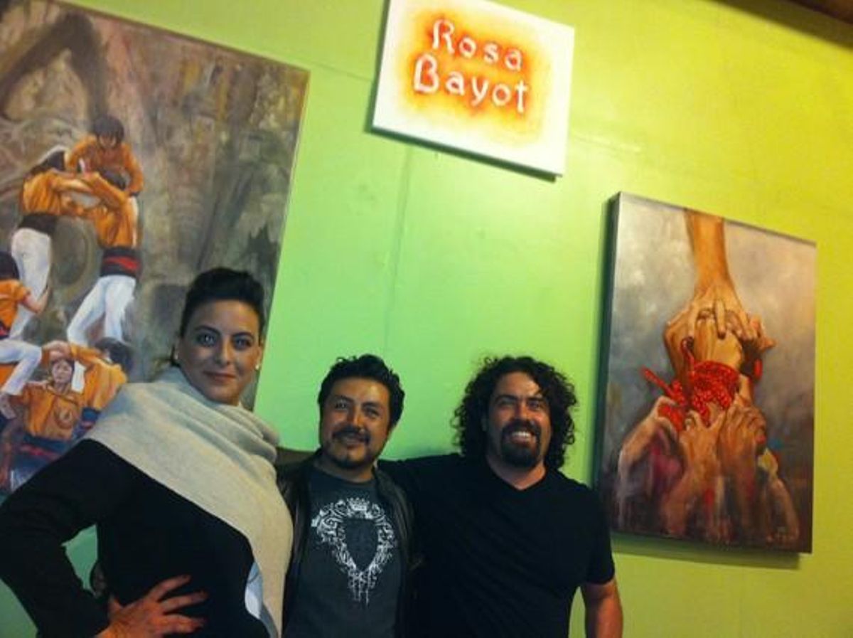 Los pintores mexicanos Núria Benítez, Antonio Proa y David Silvah, ante uno de los cuadros de Rosa Bayot. Los pintores mexicanos Núria Benítez, Antonio Proa y David Silvah, ante uno de los cuadros de Rosa Bayot.