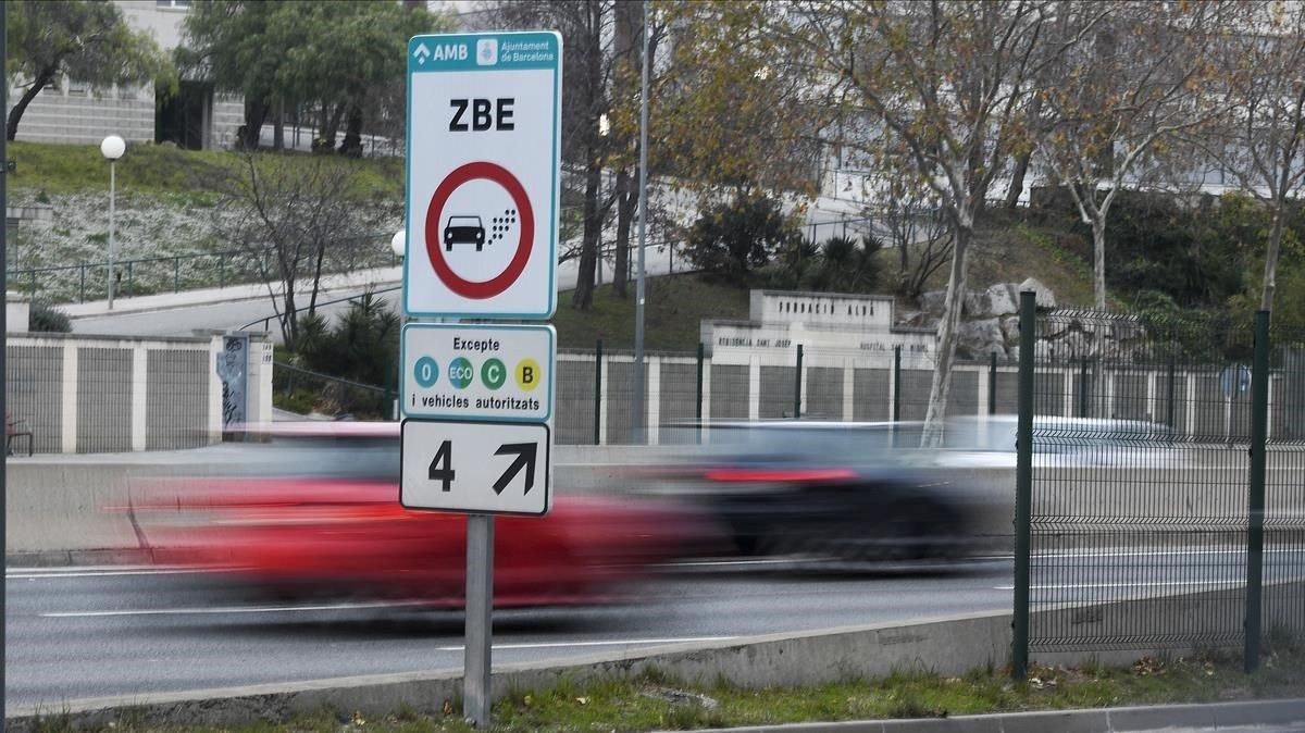 Aviso de entrada a una zona de bajas emisiones de Barcelona. Aviso de entrada a una zona de bajas emisiones de Barcelona.