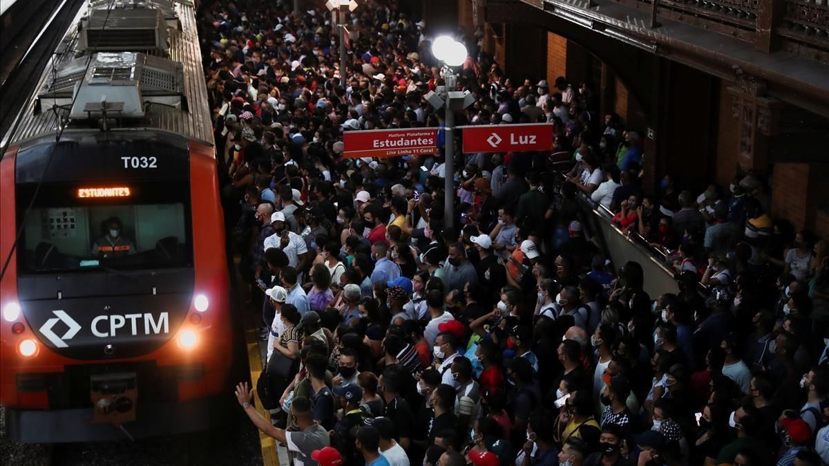 Aglomeraciones en la estación La Luz de Sao Paulo (Brasil) en plena ola de coronavirus. Aglomeraciones en la estación La Luz de Sao Paulo (Brasil) en plena ola de coronavirus.