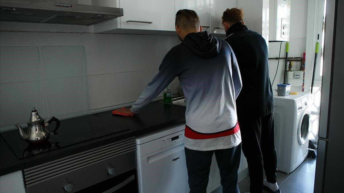 Dos chicos magrebís a punto de cumplir los 18 años, que viven en un piso de inserción en Sabadell.
