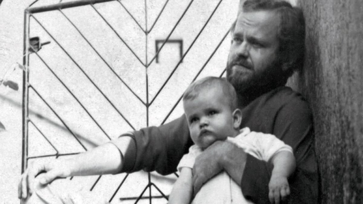 El pequeño Marcos Giralt Torrente en brazos de su padre, Juan Giralt, en Pontevedra (1968) El pequeño Marcos Giralt Torrente en brazos de su padre, Juan Giralt, en Pontevedra (1968)