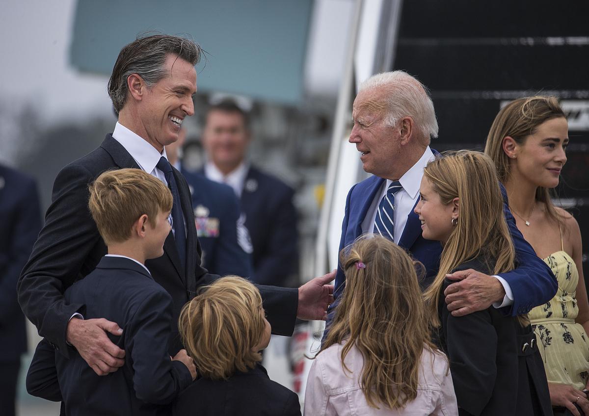 El gobernador de California, Gavin Newsom,  y su familia dan la bienvenida a Biden.