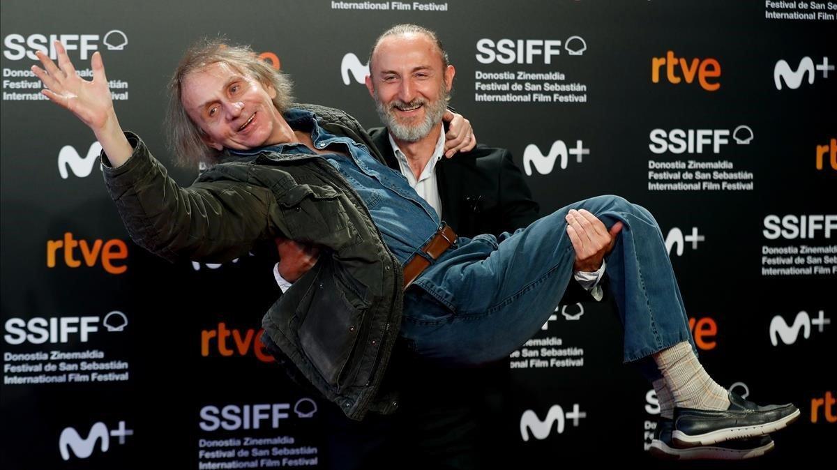 Michael Houellebecq, en brazos del director Guillaume Nicloux, tras la prsentación de ’Thalasso’ en San Sebastián