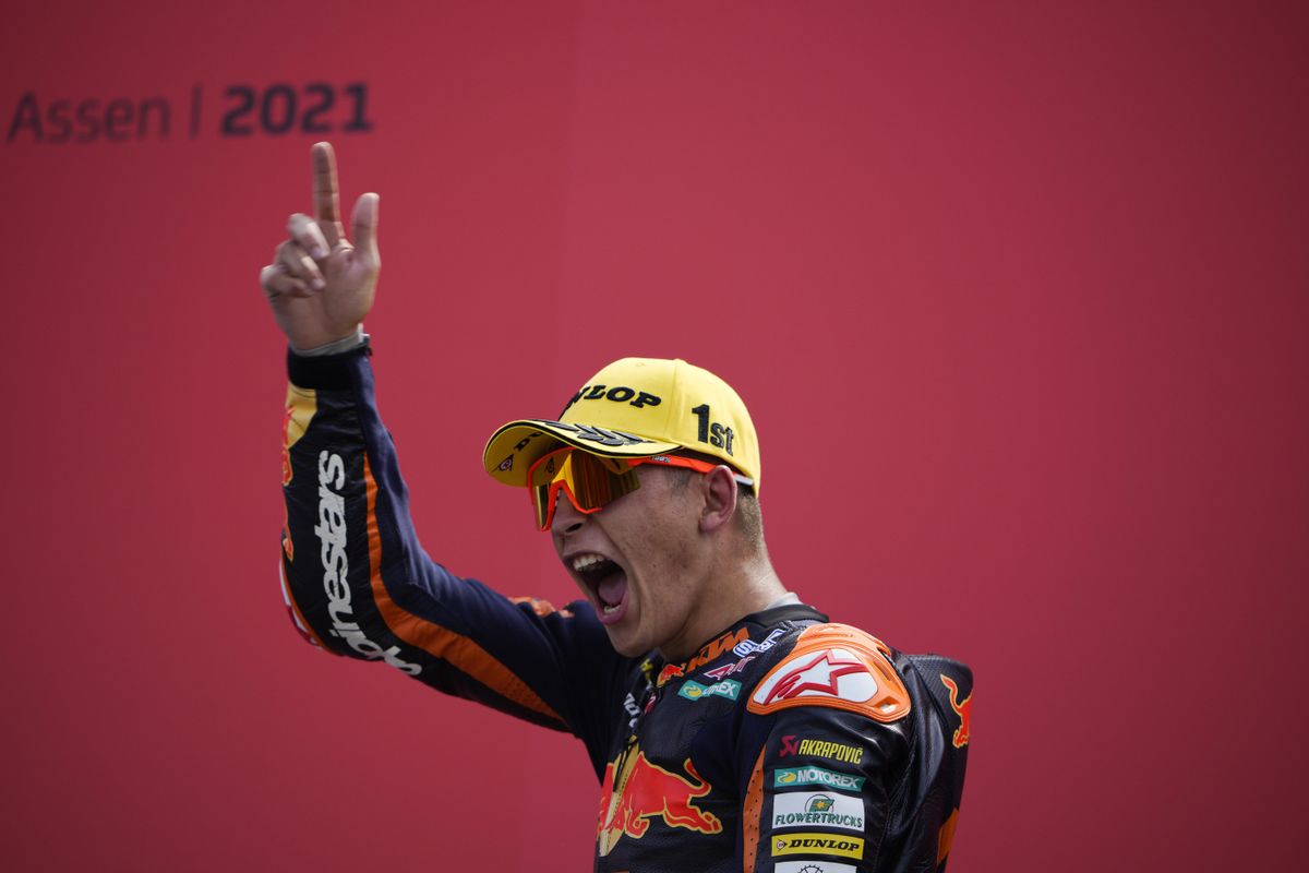 El madrileño Raúl Fernández, celebrando su triunfo en Motorland. El madrileño Raúl Fernández, celebrando su triunfo en Motorland.