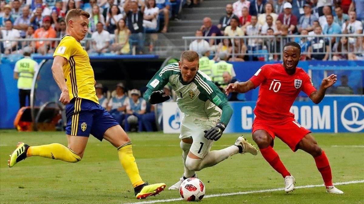 El portero sueco Olsen y el defensa Krafth tratan de impedir el remate de Sterling. El portero sueco Olsen y el defensa Krafth tratan de impedir el remate de Sterling.