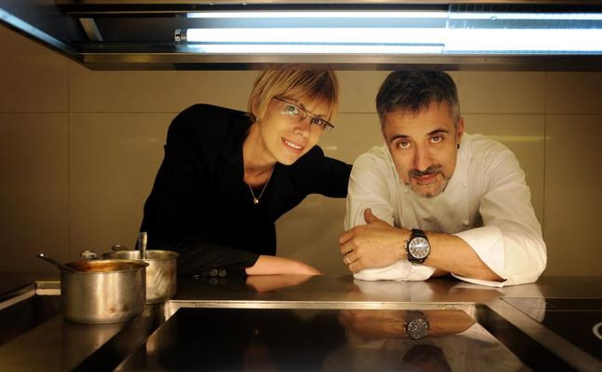Sergi Arola y su mujer Sara Fort, en la cocina del restaurante de Madrid, en el 2008. Sergi Arola y su mujer Sara Fort, en la cocina del restaurante de Madrid, en el 2008.