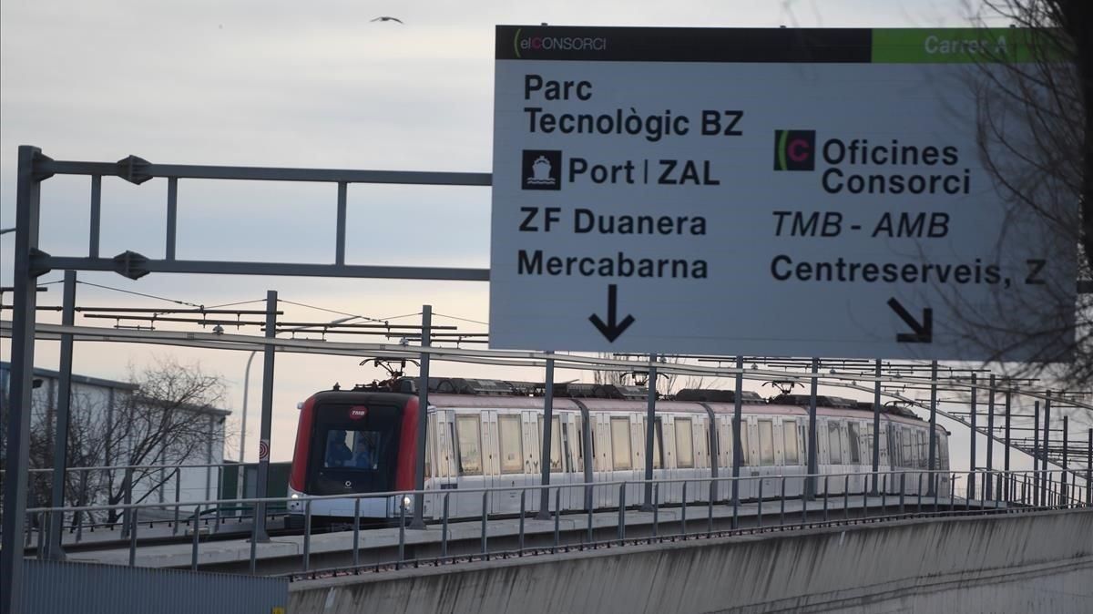 La estación de Zona Franca, primera elevada de la ciudad. La estación de Zona Franca, primera elevada de la ciudad.