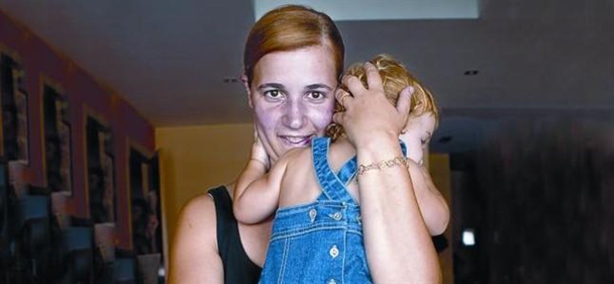Gemma Botifoll, con su hija Abril, de 14 meses, el viernes pasado, en Sabadell. Gemma Botifoll, con su hija Abril, de 14 meses, el viernes pasado, en Sabadell.