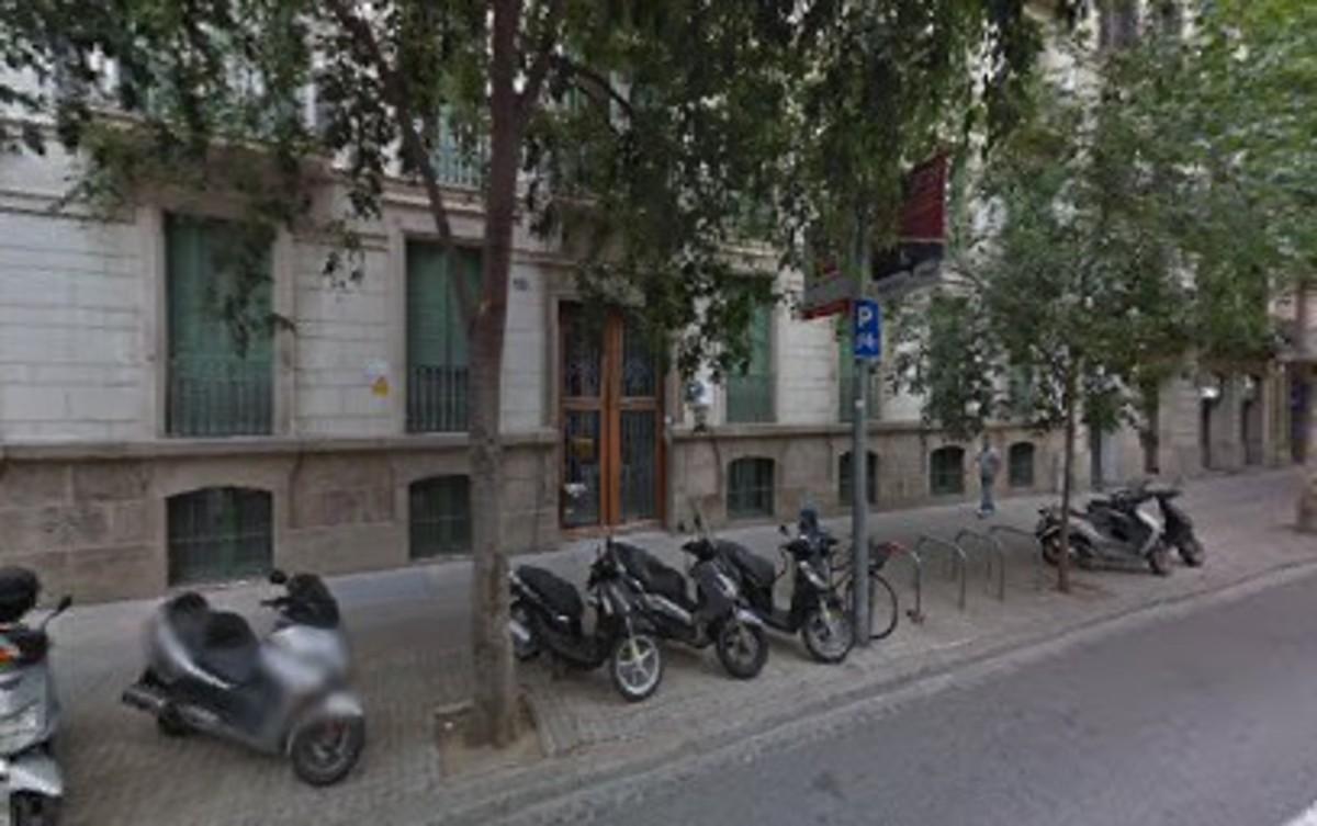 La finca de la calle de Mallorca, 244, donde ha sido desahuciada la FECAC.