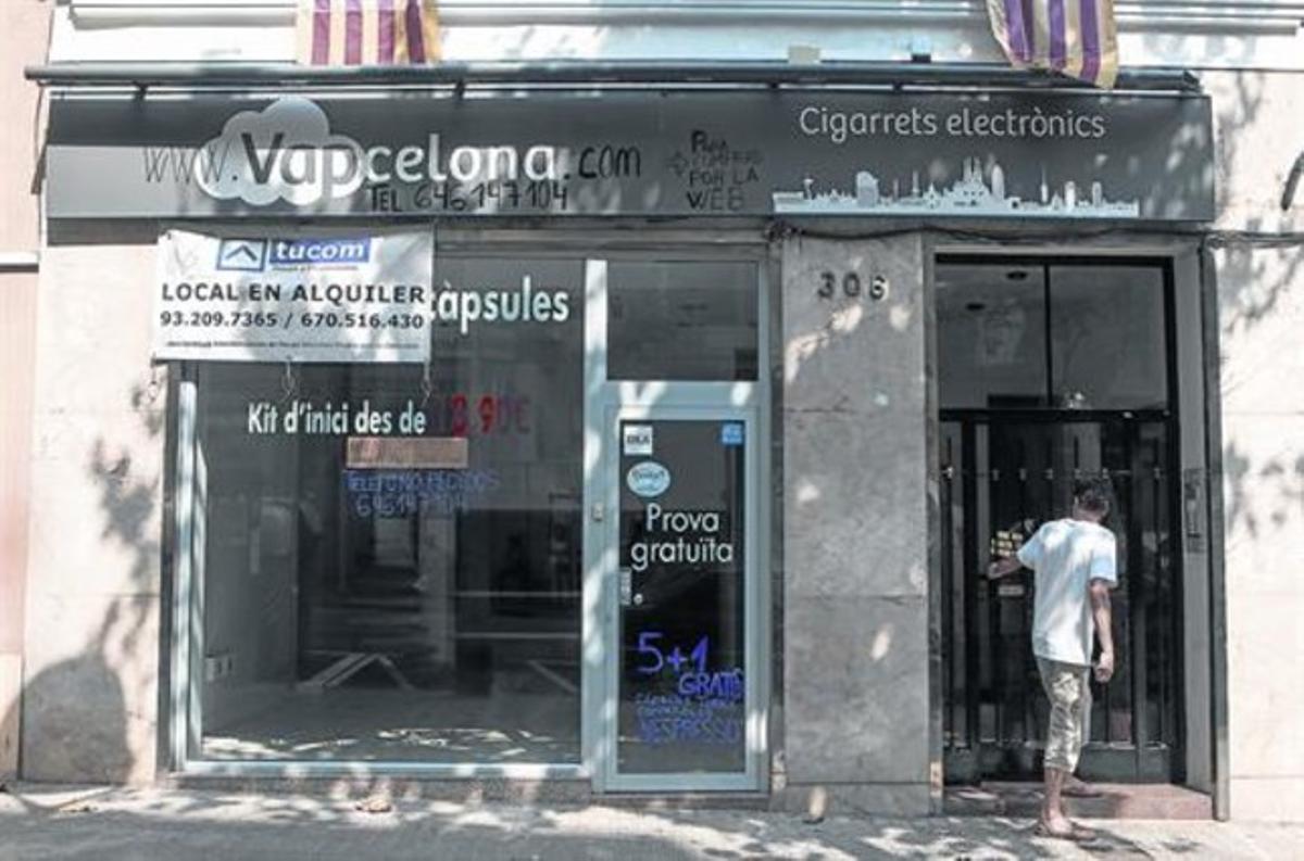 Local en alquiler que antes ocupaba una de las muchas tiendas de cigarrillos electrónicos que han cerrado en los últimos meses en Barcelona.