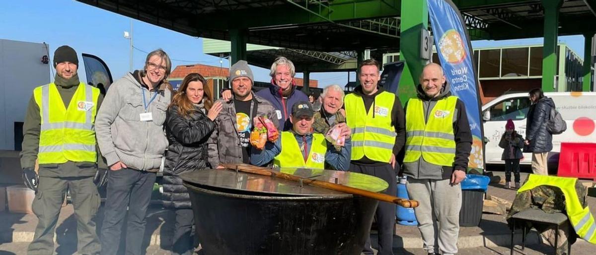 Así es el trabajo de la ONG de José Andrés en la frontera con Ucrania: “Les das muy poco y lo agradecen mucho” Así es el trabajo de la ONG de José Andrés en la frontera con Ucrania: “Les das muy poco y lo agradecen mucho”