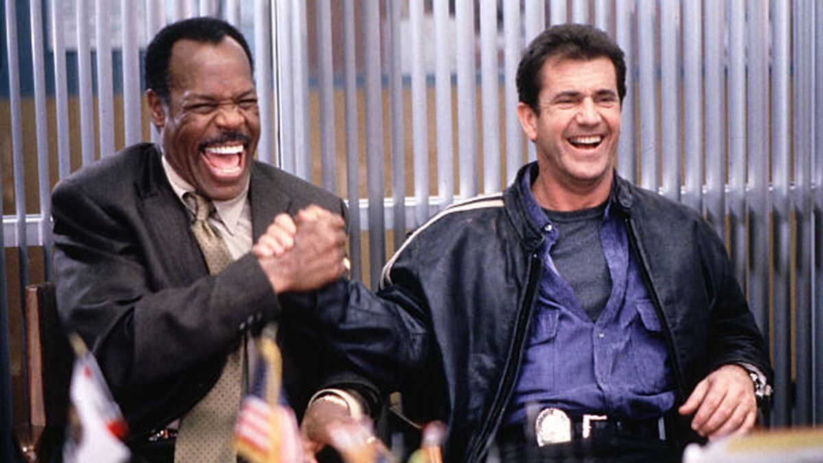 Mel Gibson (izquierda) y Danny Glover, como los detectives de policía Martin Riggs y Roger Murtaugh, respectivamente. Mel Gibson (izquierda) y Danny Glover, como los detectives de policía Martin Riggs y Roger Murtaugh, respectivamente.