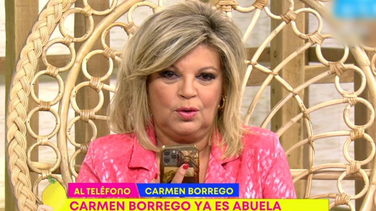 Terelu Campos hablando por teléfono con Carmen Borrego en ’Sálvame’.