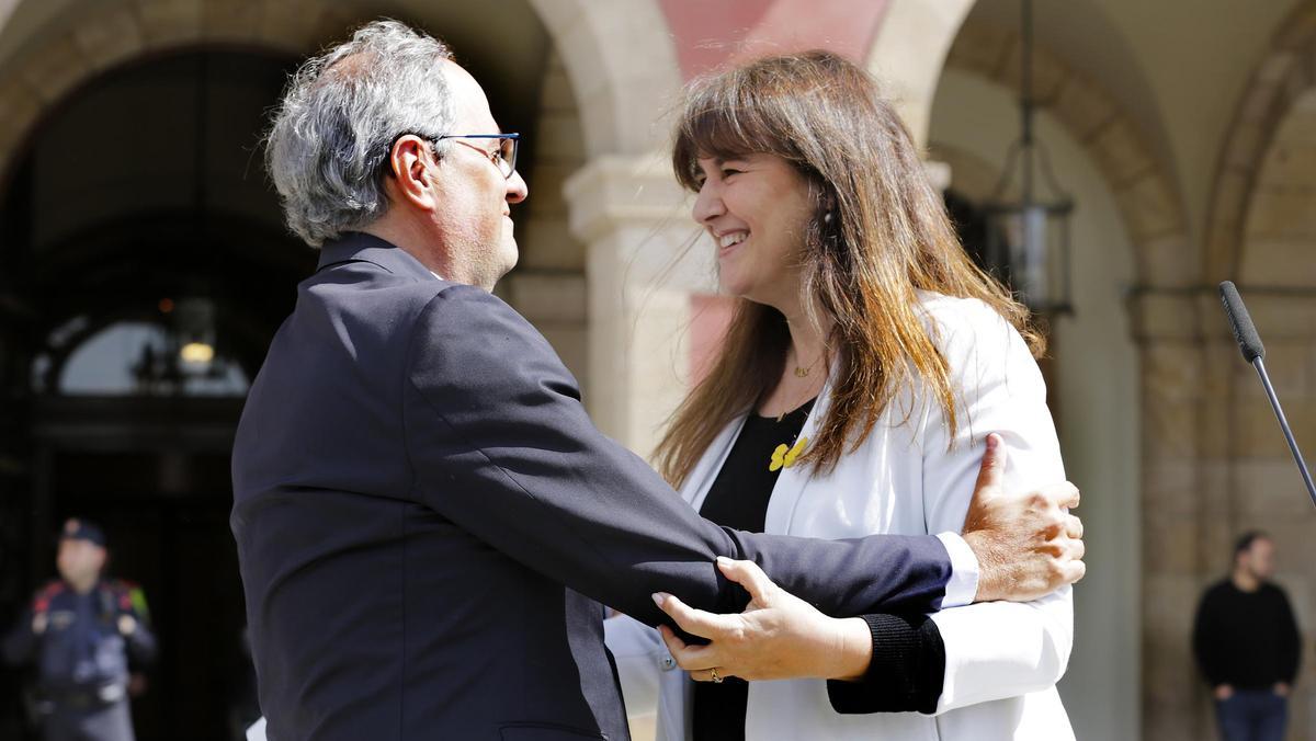Laura Borràs y Quim Torra se saludan Laura Borràs y Quim Torra se saludan