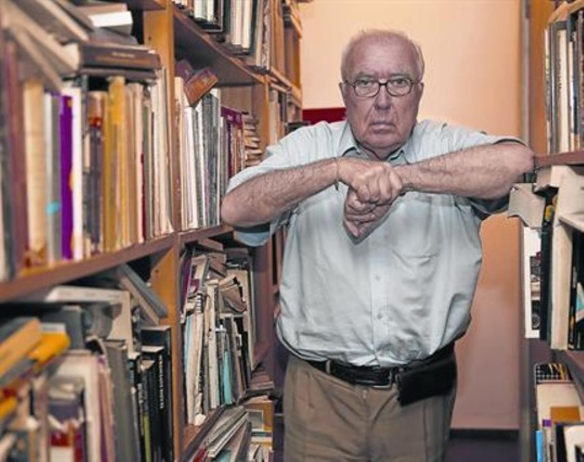 Román Gubern, en la biblioteca de su domicilio de Barcelona,el miércoles. Román Gubern, en la biblioteca de su domicilio de Barcelona,el miércoles.