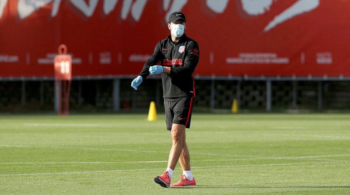 El entrenador del Atlético de Madrid, Diego Pablo Simeone, durante un entrenamiento, el pasado 9 de mayo. El entrenador del Atlético de Madrid, Diego Pablo Simeone, durante un entrenamiento, el pasado 9 de mayo.