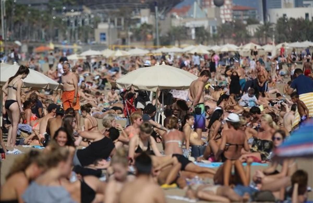 Viernes, 13 de octubre. Máxima de 24 grados en Barcelona y las playas, llenas como en agosto. Viernes, 13 de octubre. Máxima de 24 grados en Barcelona y las playas, llenas como en agosto.