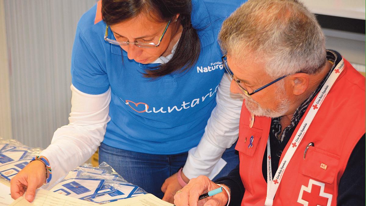 Una voluntaria de Naturgy colabora con la Cruz Roja para atender a colectivos vulnerables.