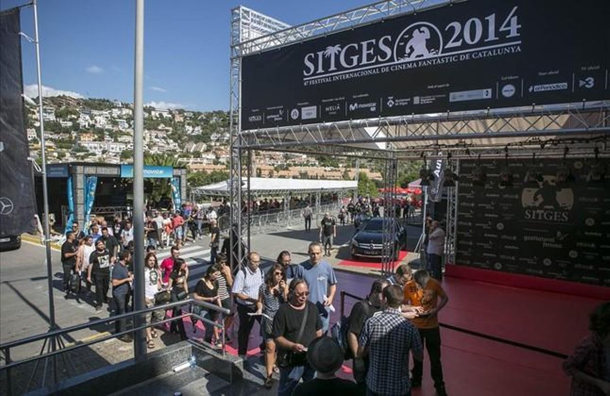 Ambiente y colas a la entrada del Festival de cine de Sitges. Ambiente y colas a la entrada del Festival de cine de Sitges.