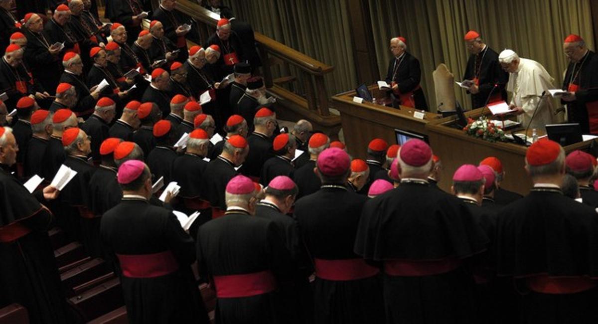 El Papa lee una oración al inicio de la cumbre de cardenales para abordar los casos de pederastia, en noviembre del 2010 en el Vaticano.