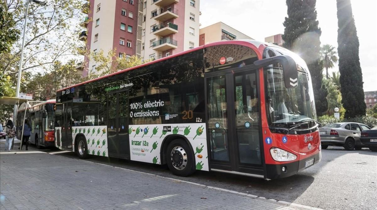 Vehículos menos contaminantes. Un autobús eléctrico de la flota de TMB.
