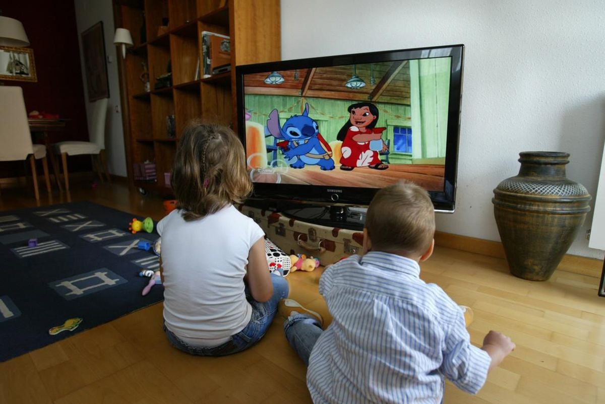 Unos niños miran la tele. Unos niños miran la tele.