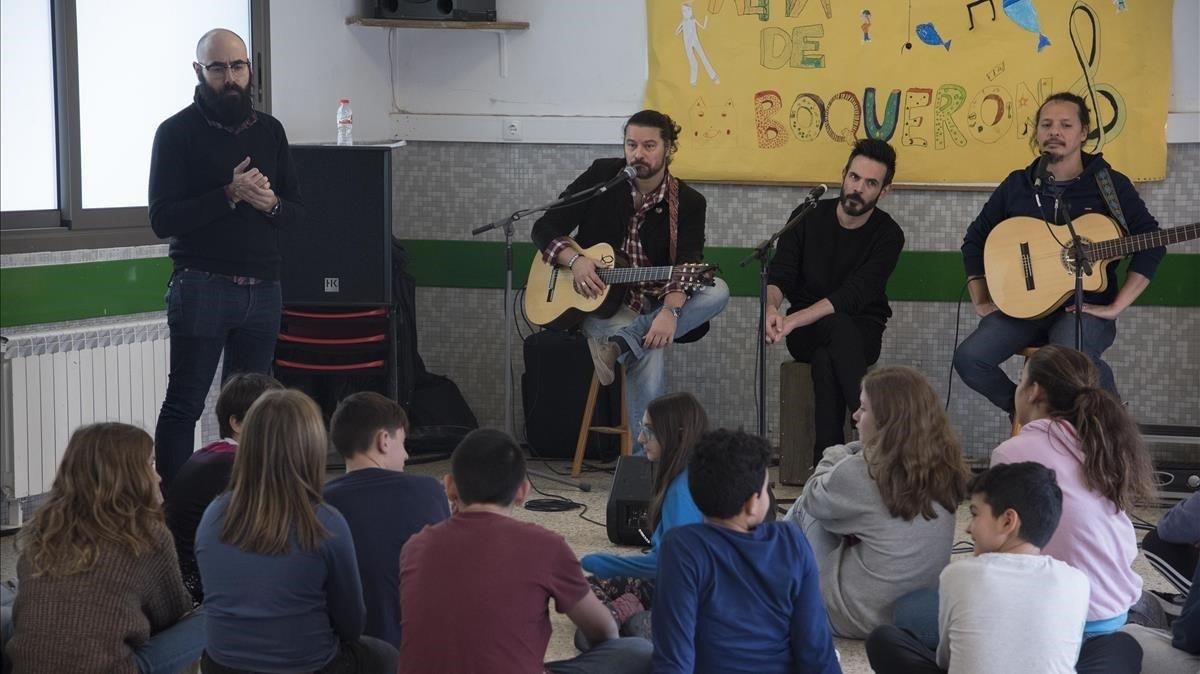 Alumnes catalans preparen un disc benèfic per construir una escola en Kènia Alumnes catalans preparen un disc benèfic per construir una escola en Kènia