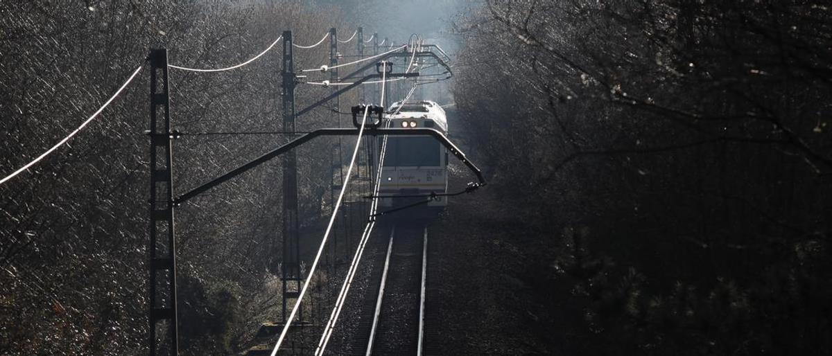 Transportes resuelve en diez días el trámite que no despejó en dos años e impidió fabricar los trenes de Cantabria y Asturias Transportes resuelve en diez días el trámite que no despejó en dos años e impidió fabricar los trenes de Cantabria y Asturias