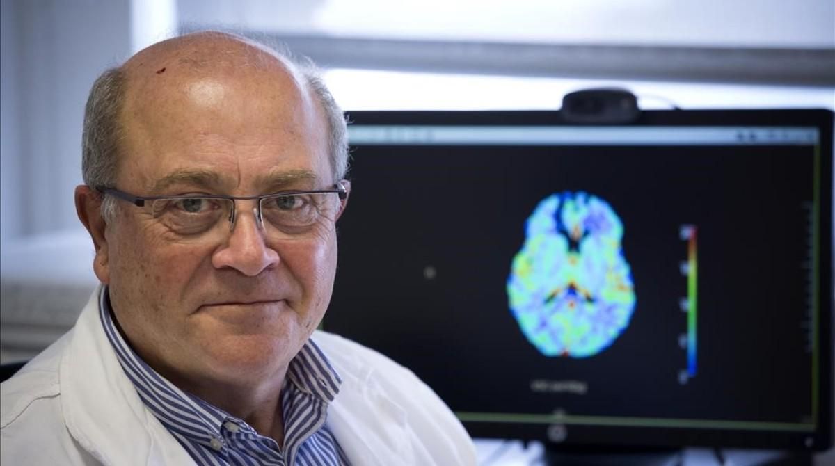 El neurólogo Antoni Dávalos, en el servicio de tratamiento del ictus del Hospital Germans Trias i Pujol, Can Ruti, de Badalona. El neurólogo Antoni Dávalos, en el servicio de tratamiento del ictus del Hospital Germans Trias i Pujol, Can Ruti, de Badalona.
