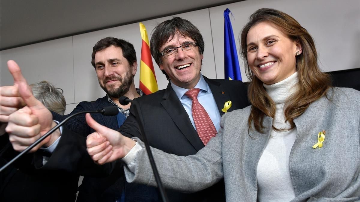 Toni Comín, Carles Puigdemont y Meritxell Serret, el pasado diciembre, en Bruselas. Toni Comín, Carles Puigdemont y Meritxell Serret, el pasado diciembre, en Bruselas.