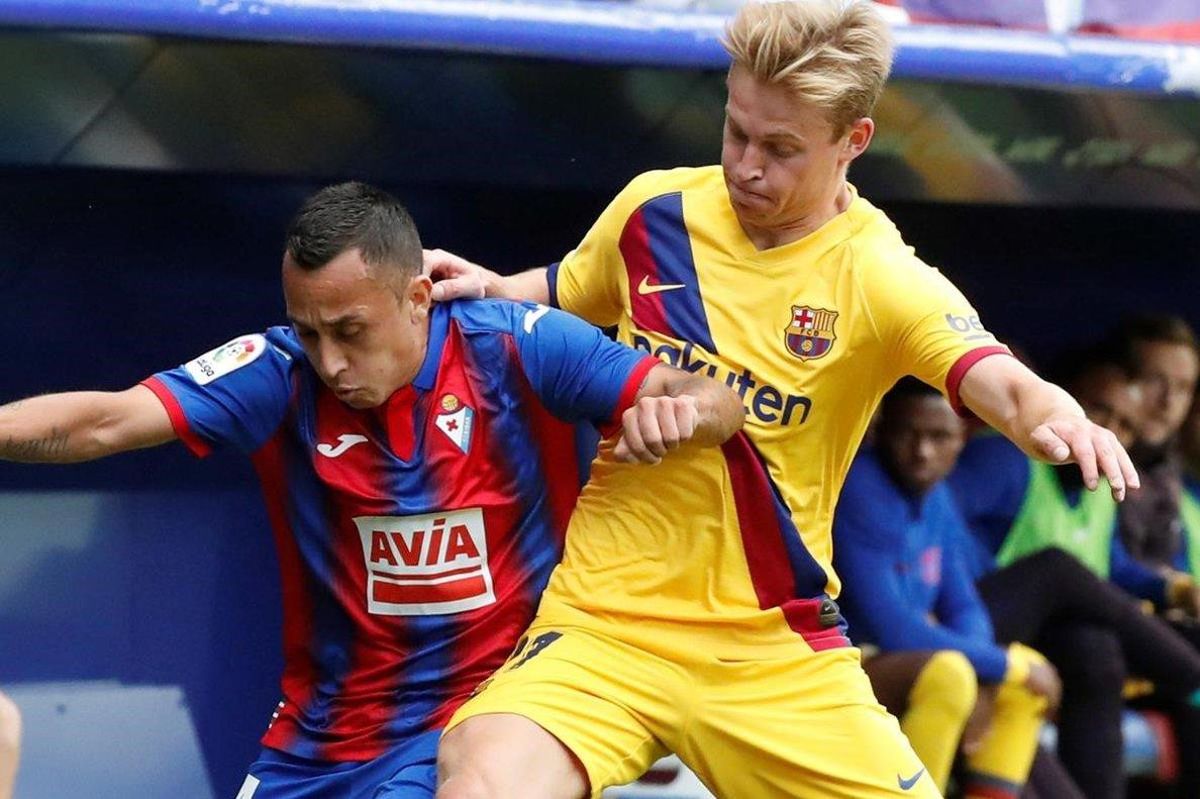 De Jong pugna con Orellana por el control de un balón en Ipurua De Jong pugna con Orellana por el control de un balón en Ipurua