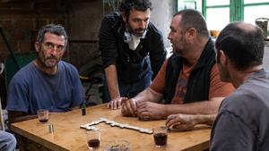 Rodrigo Sorogoyen, con Luis Zahera (izquierda), Denis Ménochet y Diego Anido, en el rodaje de ’As bestas’