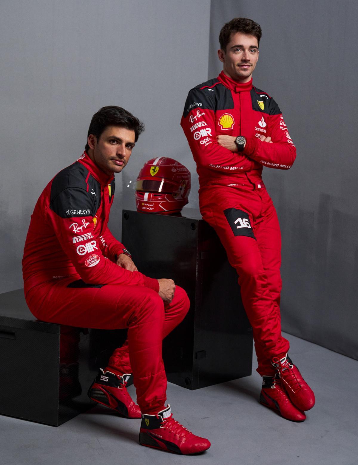 Ferrari Muestra A Los Pilotos Carlos Sainz Jr Y Charles Leclerq Posando Con El Nuevo Ferrari Sf