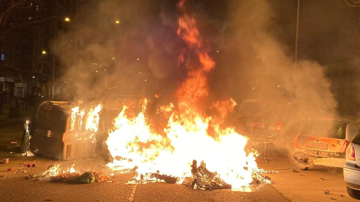 Uno de los contenedores que los manifestantes han quemado en Lleida.