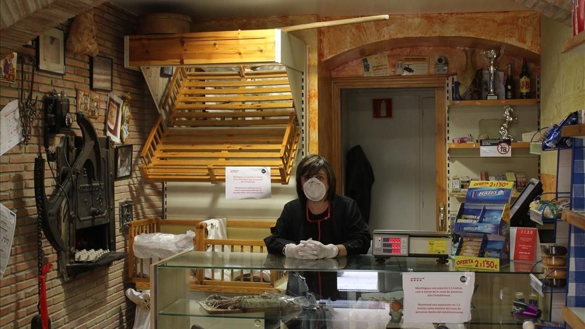 Montse, en la panadería de Terrades. Montse, en la panadería de Terrades.