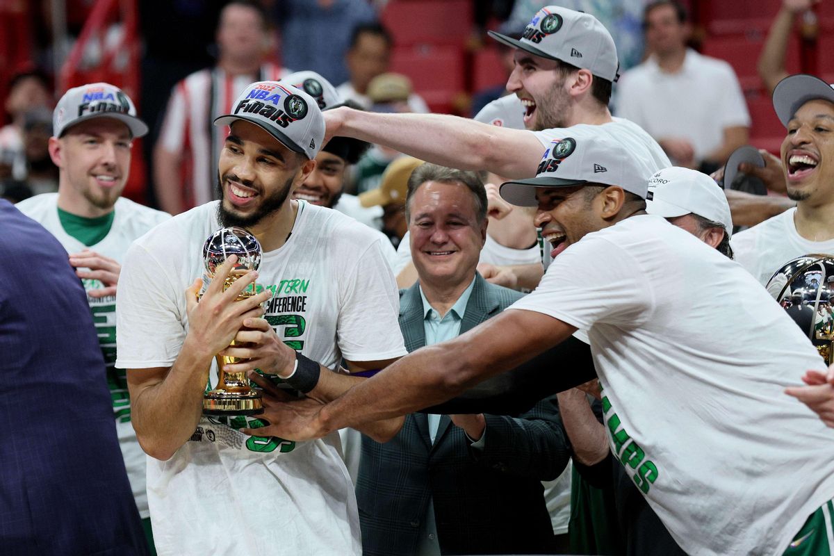 Theis, Tatum, Horford y Grant Williams (de izquierda a derecha) celebran la clasificación de los Celtics a la final de la NBA Theis, Tatum, Horford y Grant Williams (de izquierda a derecha) celebran la clasificación de los Celtics a la final de la NBA