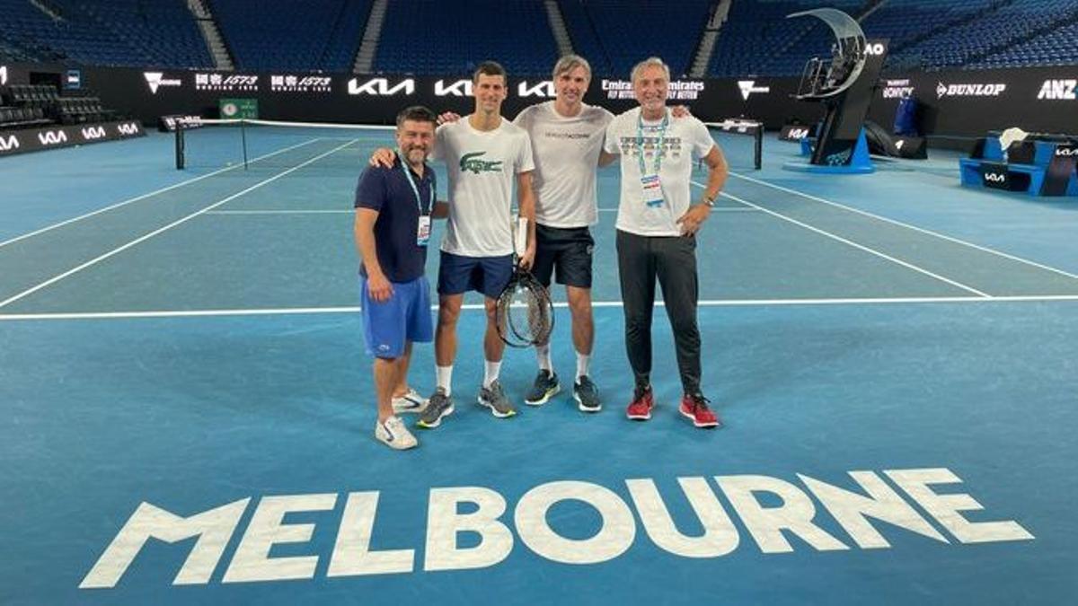 Djokovic, en las pistas de Melbourne, junto a su séquito. / TWITTER / NOVAK DJOKOVIC